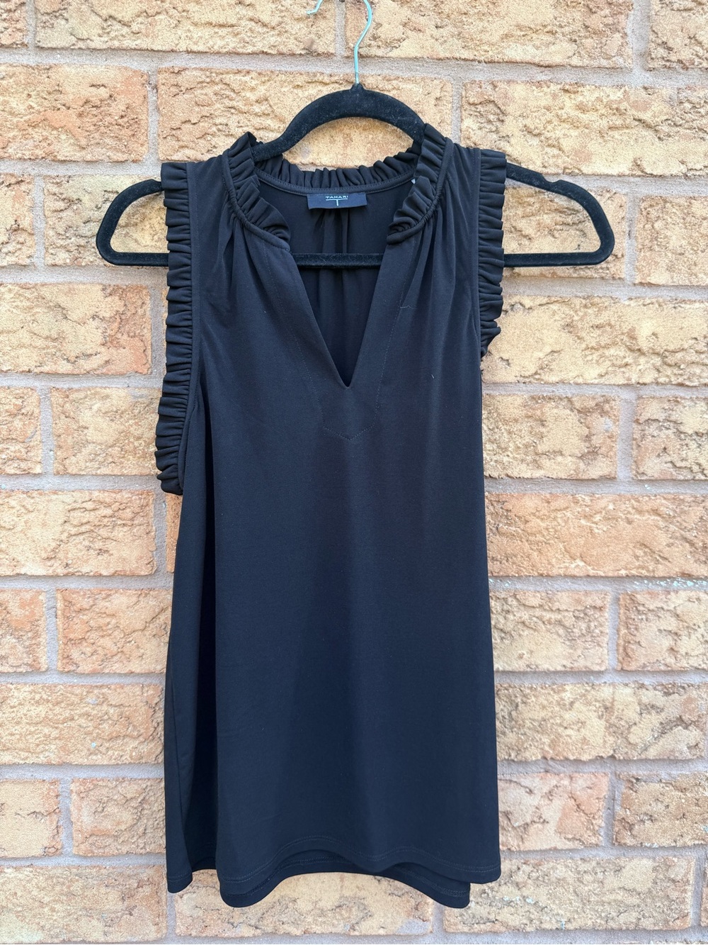 💫10/$25 • Tahari Black Ruffle Trim Sleeveless V-Neck Top